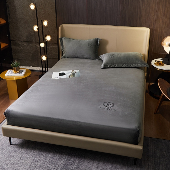 91家纺网 家纺一手货源 找家纺 骏腾 2022新款酒店轻奢刺绣水晶绒宝宝绒单床笠 深灰