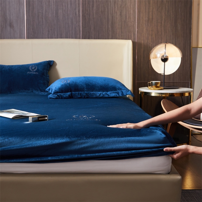 91家纺网 家纺一手货源 找家纺 骏腾 2022新款酒店轻奢刺绣水晶绒宝宝绒单床笠 深蓝