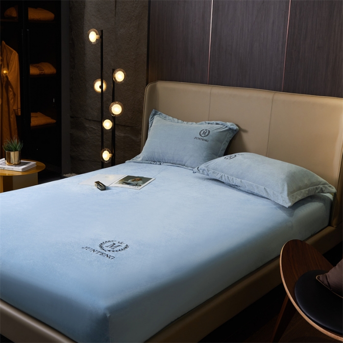 91家纺网 家纺一手货源 找家纺 骏腾 2022新款酒店轻奢刺绣水晶绒宝宝绒单床笠 天空蓝