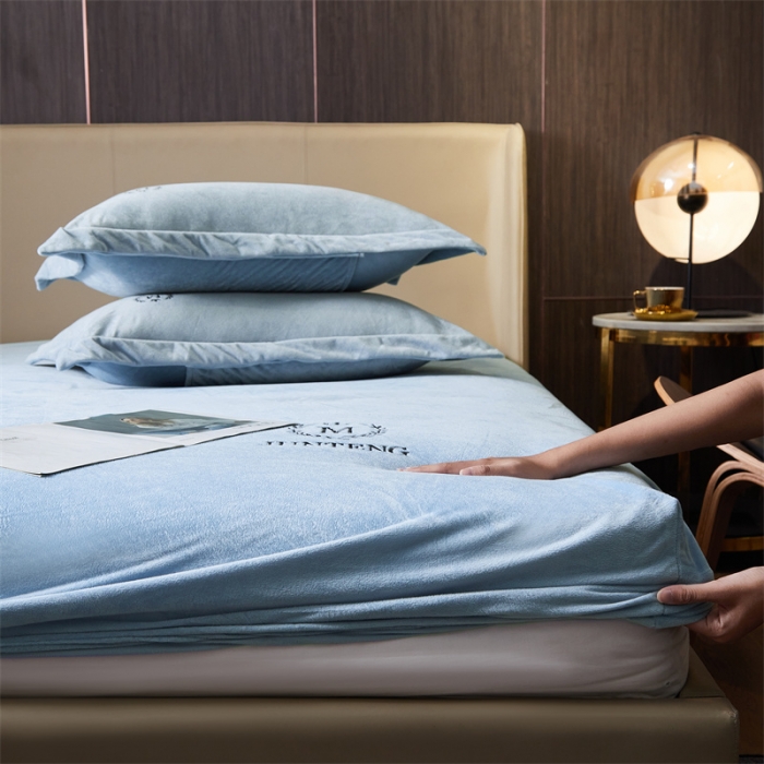 91家纺网 家纺一手货源 找家纺 骏腾 2022新款酒店轻奢刺绣水晶绒宝宝绒单床笠 天空蓝