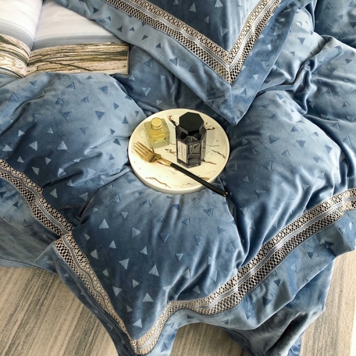 91家纺网 家纺一手货源 找家纺 榻尚家居 2021新款爱丽丝纯色浮雕婴肤绒四件套 爱丽丝-蓝