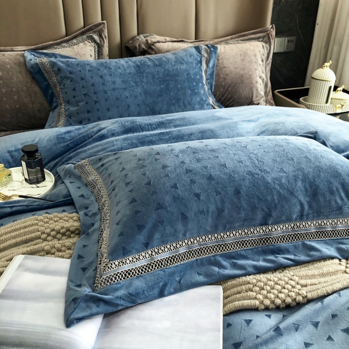 91家纺网 家纺一手货源 找家纺 榻尚家居 2021新款爱丽丝纯色浮雕婴肤绒四件套 爱丽丝-蓝