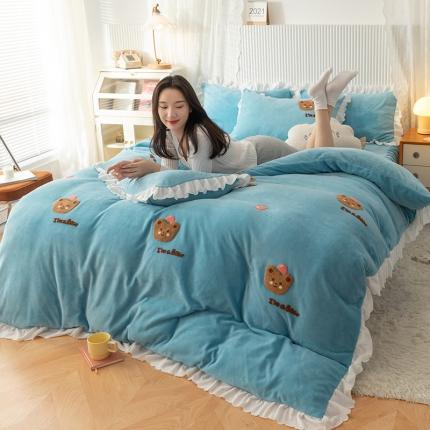 91家纺网 家纺一手货源 找家纺 新品韩版绣花牛奶绒法莱水晶绒床单床裙款四件套 蜜桃熊天空蓝