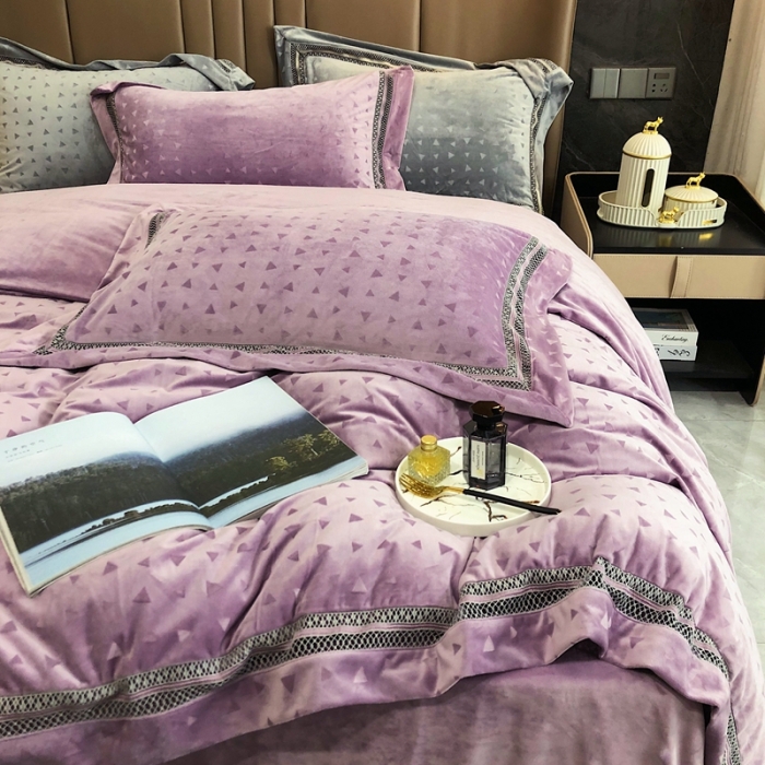91家纺网 家纺一手货源 找家纺 榻尚家居 2021新款爱丽丝纯色浮雕婴肤绒四件套 爱丽丝-紫