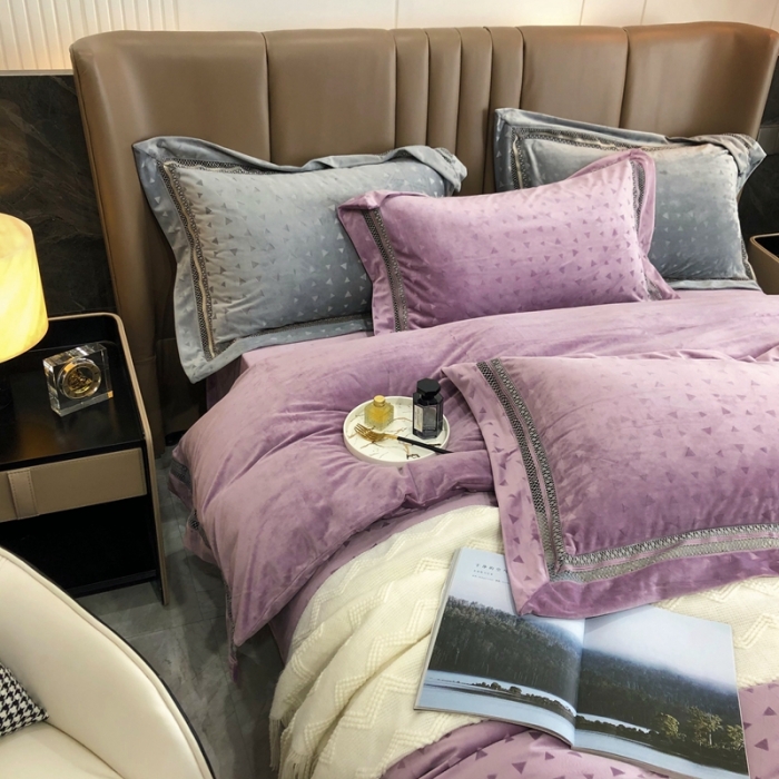 91家纺网 家纺一手货源 找家纺 榻尚家居 2021新款爱丽丝纯色浮雕婴肤绒四件套 爱丽丝-紫