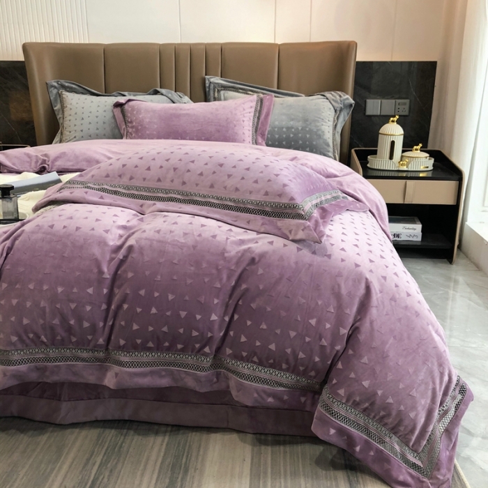 91家纺网 家纺一手货源 找家纺 榻尚家居 2021新款爱丽丝纯色浮雕婴肤绒四件套 爱丽丝-紫