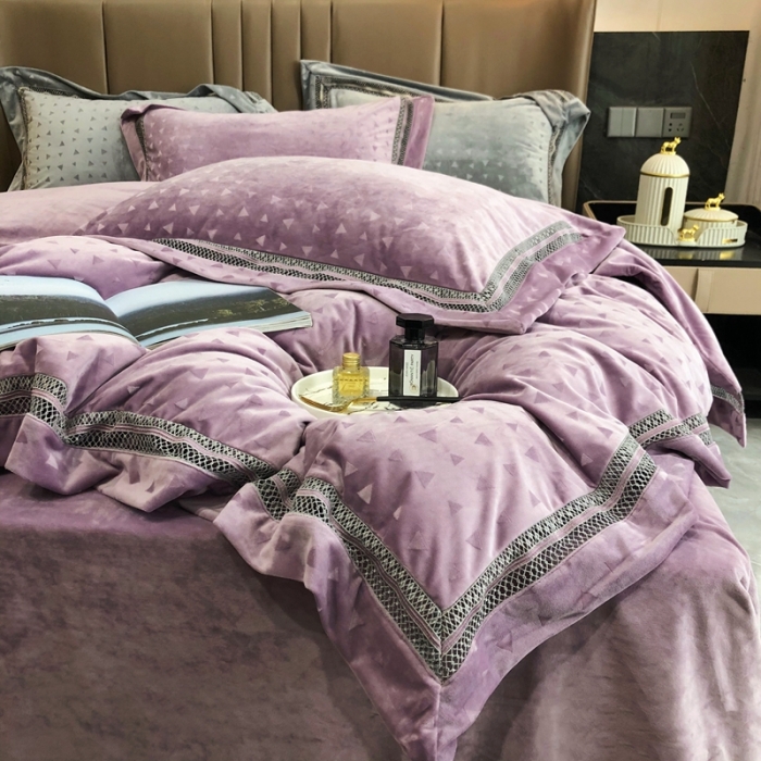 91家纺网 家纺一手货源 找家纺 榻尚家居 2021新款爱丽丝纯色浮雕婴肤绒四件套 爱丽丝-紫