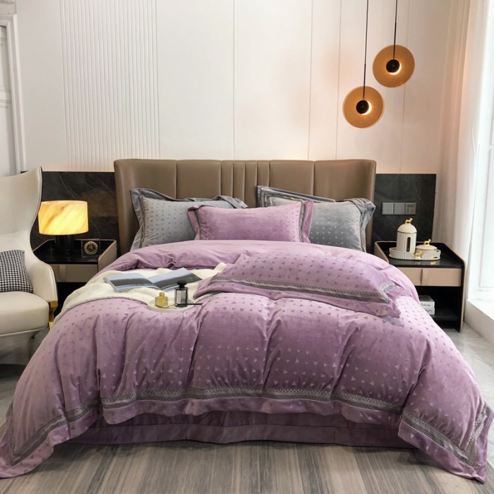 91家纺网 家纺一手货源 找家纺 榻尚家居 2021新款爱丽丝纯色浮雕婴肤绒四件套 爱丽丝-紫