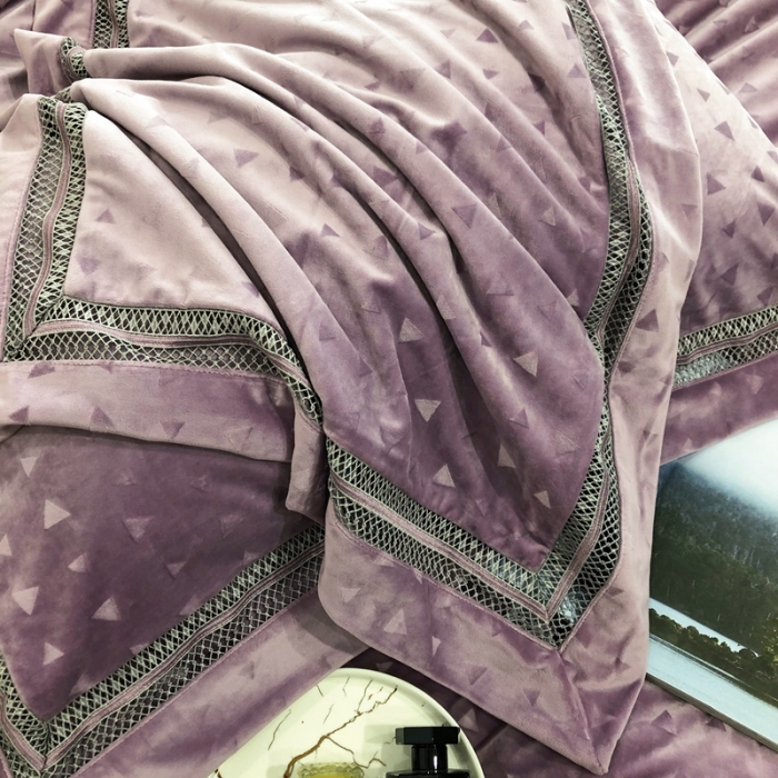 91家纺网 家纺一手货源 找家纺 榻尚家居 2021新款爱丽丝纯色浮雕婴肤绒四件套 爱丽丝-紫