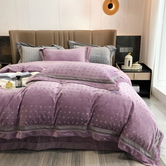 91家纺网 家纺一手货源 找家纺 榻尚家居 2021新款爱丽丝纯色浮雕婴肤绒四件套 爱丽丝-紫