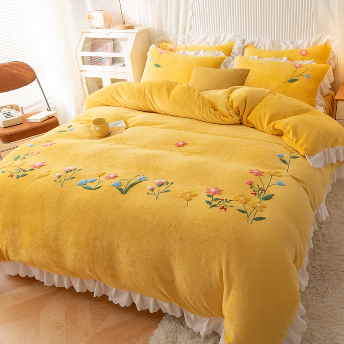 91家纺网 家纺一手货源 找家纺 新品韩版花边绣花牛奶绒法莱水晶绒床单床裙款四件套 小美好嫩黄