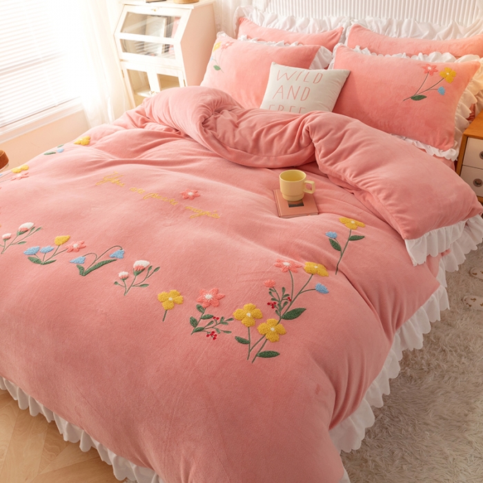 91家纺网 家纺一手货源 找家纺 新品韩版花边绣花牛奶绒法莱水晶绒床单床裙款四件套 小美好玉色