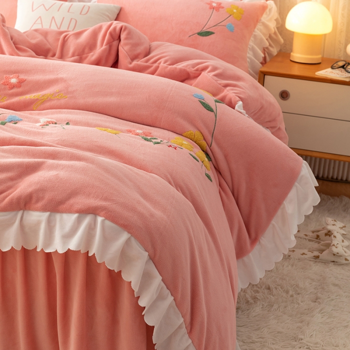 91家纺网 家纺一手货源 找家纺 新品韩版花边绣花牛奶绒法莱水晶绒床单床裙款四件套 小美好玉色