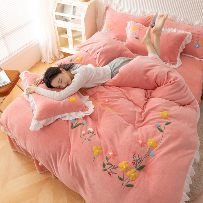 91家纺网 家纺一手货源 找家纺 新品韩版花边绣花牛奶绒法莱水晶绒床单床裙款四件套 小美好玉色