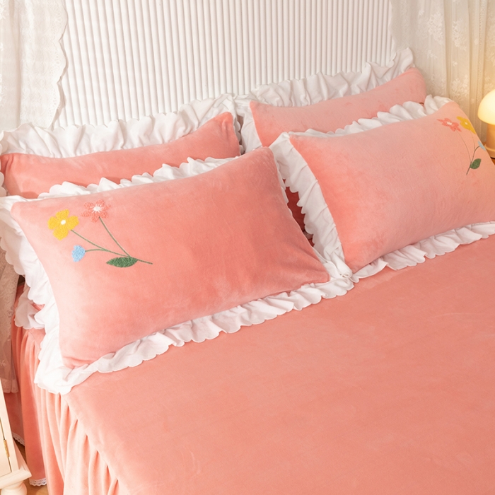 91家纺网 家纺一手货源 找家纺 新品韩版花边绣花牛奶绒法莱水晶绒床单床裙款四件套 小美好玉色