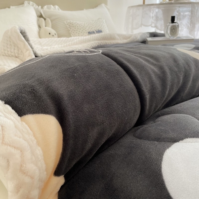 91家纺网 家纺一手货源 找家纺 慕尚 2022新款牛奶绒贝贝绒三层加厚毛毯 爱心云
