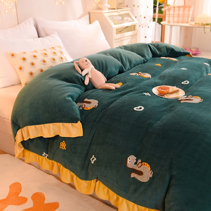 91家纺网 家纺一手货源 找家纺 甜之梦 2025新款毛巾绣牛奶绒单被套 乖乖龙墨绿