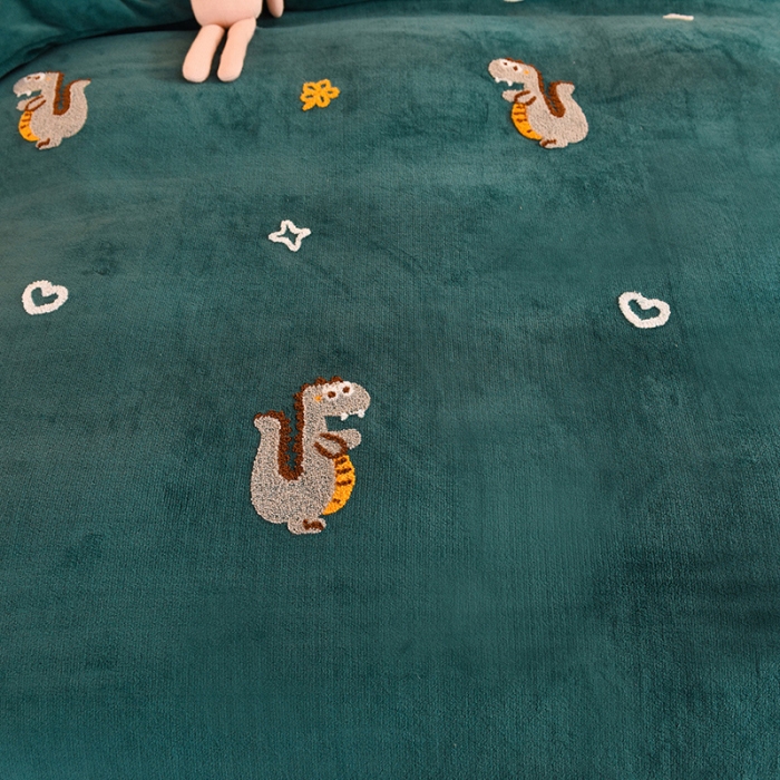 91家纺网 家纺一手货源 找家纺 甜之梦 2025新款毛巾绣牛奶绒单被套 乖乖龙墨绿