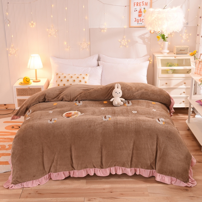 91家纺网 家纺一手货源 找家纺 甜之梦 2025新款毛巾绣牛奶绒单被套 乖乖龙奶茶咖