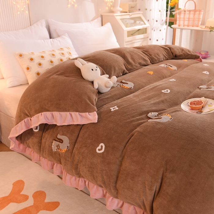 91家纺网 家纺一手货源 找家纺 甜之梦 2025新款毛巾绣牛奶绒单被套 乖乖龙奶茶咖