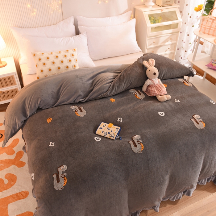 91家纺网 家纺一手货源 找家纺 甜之梦 2025新款毛巾绣牛奶绒单被套 乖乖龙深灰