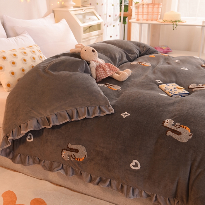 91家纺网 家纺一手货源 找家纺 甜之梦 2025新款毛巾绣牛奶绒单被套 乖乖龙深灰