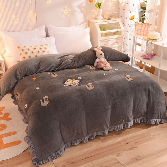91家纺网 家纺一手货源 找家纺 甜之梦 2025新款毛巾绣牛奶绒单被套 乖乖龙深灰