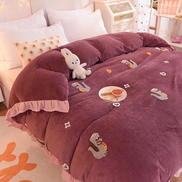 91家纺网 家纺一手货源 找家纺 甜之梦 2025新款毛巾绣牛奶绒单被套 乖乖龙紫豆沙