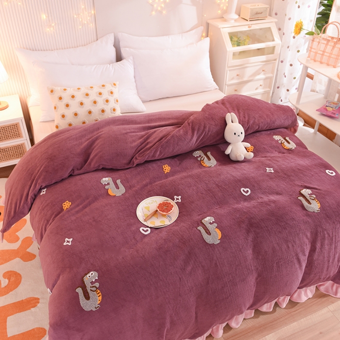 91家纺网 家纺一手货源 找家纺 甜之梦 2025新款毛巾绣牛奶绒单被套 乖乖龙紫豆沙