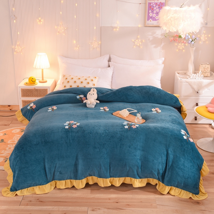 91家纺网 家纺一手货源 找家纺 甜之梦 2025新款毛巾绣牛奶绒单被套 满天星宝石蓝