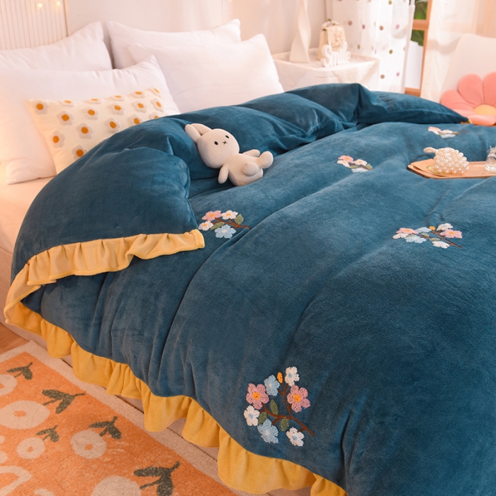 91家纺网 家纺一手货源 找家纺 甜之梦 2025新款毛巾绣牛奶绒单被套 满天星宝石蓝