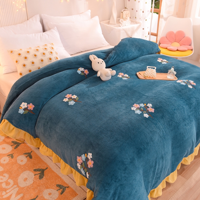 91家纺网 家纺一手货源 找家纺 甜之梦 2025新款毛巾绣牛奶绒单被套 满天星宝石蓝