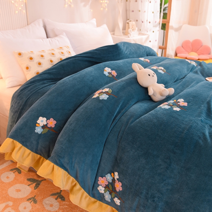 91家纺网 家纺一手货源 找家纺 甜之梦 2025新款毛巾绣牛奶绒单被套 满天星宝石蓝