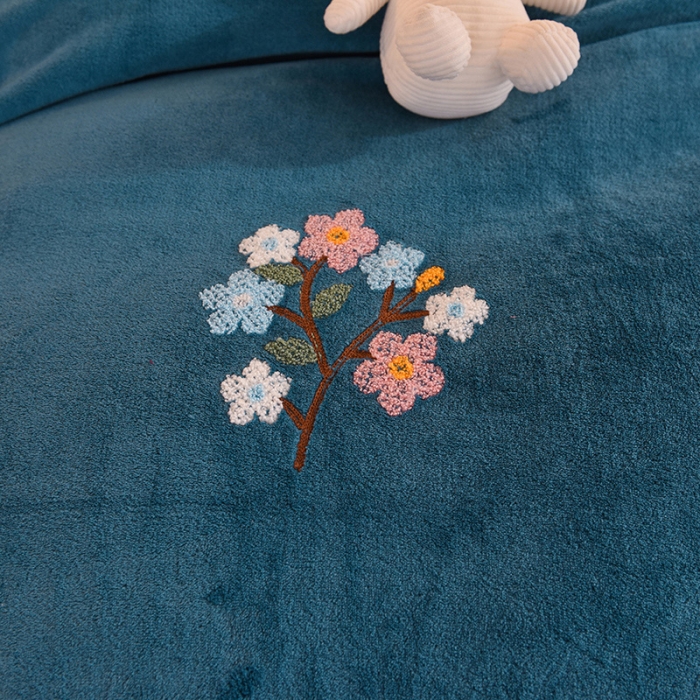 91家纺网 家纺一手货源 找家纺 甜之梦 2025新款毛巾绣牛奶绒单被套 满天星宝石蓝