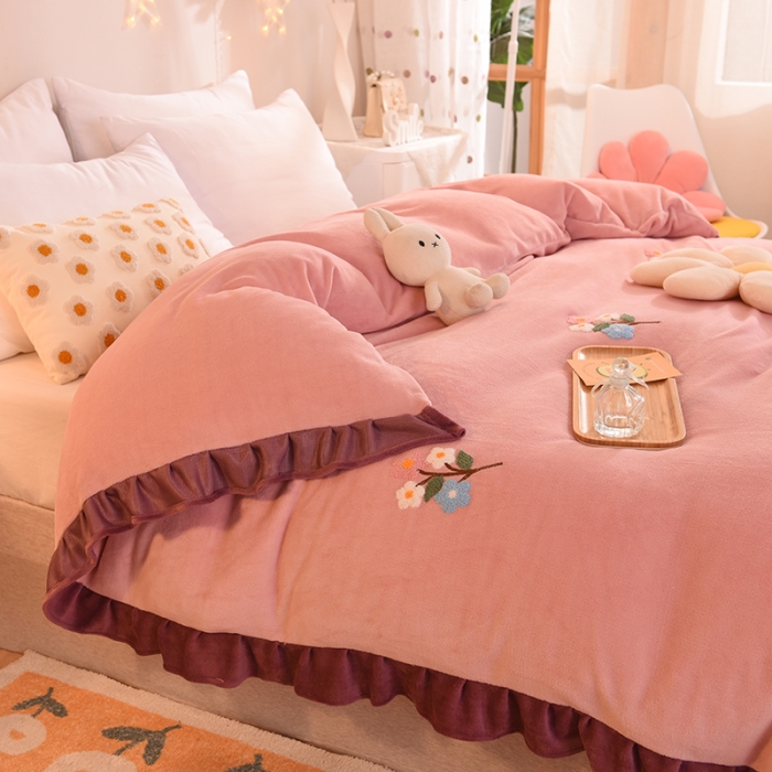 91家纺网 家纺一手货源 找家纺 甜之梦 2025新款毛巾绣牛奶绒单被套 满天星淡粉