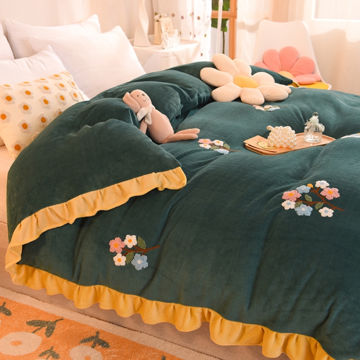 91家纺网 家纺一手货源 找家纺 甜之梦 2025新款毛巾绣牛奶绒单被套 满天星墨绿