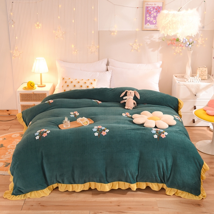 91家纺网 家纺一手货源 找家纺 甜之梦 2025新款毛巾绣牛奶绒单被套 满天星墨绿