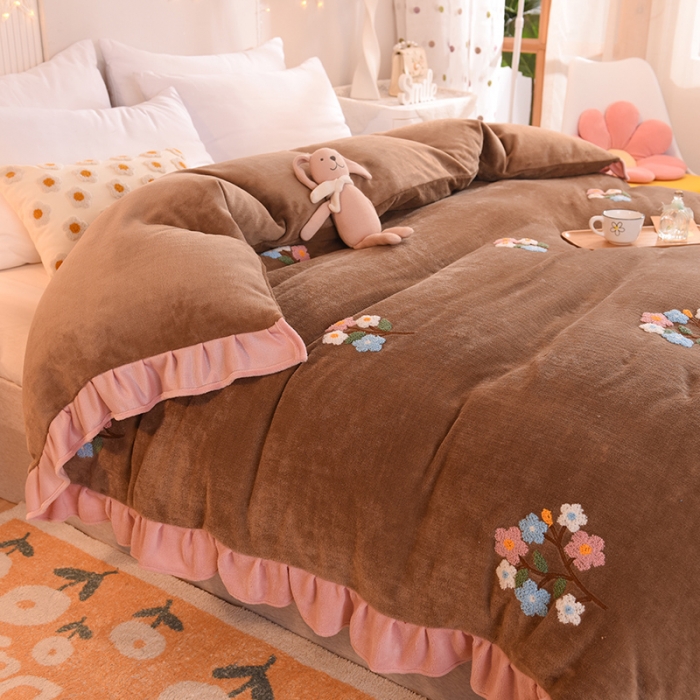 91家纺网 家纺一手货源 找家纺 甜之梦 2025新款毛巾绣牛奶绒单被套 满天星奶茶咖