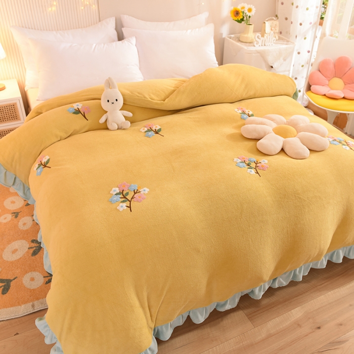 91家纺网 家纺一手货源 找家纺 甜之梦 2025新款毛巾绣牛奶绒单被套 满天星嫩黄