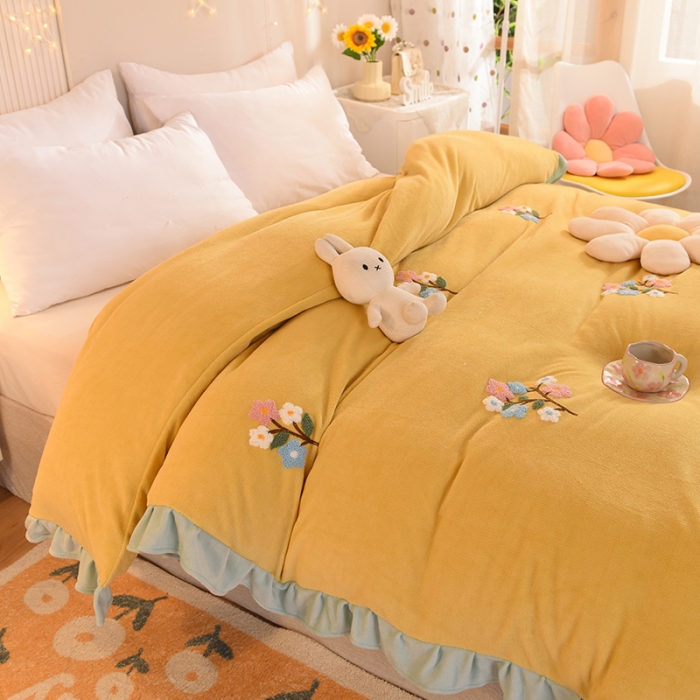 91家纺网 家纺一手货源 找家纺 甜之梦 2025新款毛巾绣牛奶绒单被套 满天星嫩黄