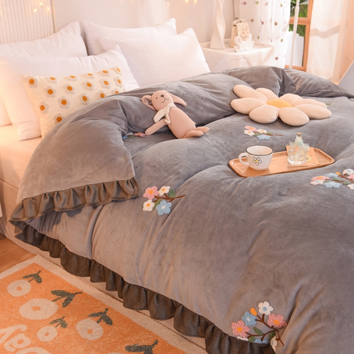 91家纺网 家纺一手货源 找家纺 甜之梦 2025新款毛巾绣牛奶绒单被套 满天星浅灰