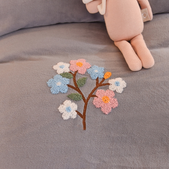 91家纺网 家纺一手货源 找家纺 甜之梦 2025新款毛巾绣牛奶绒单被套 满天星浅灰