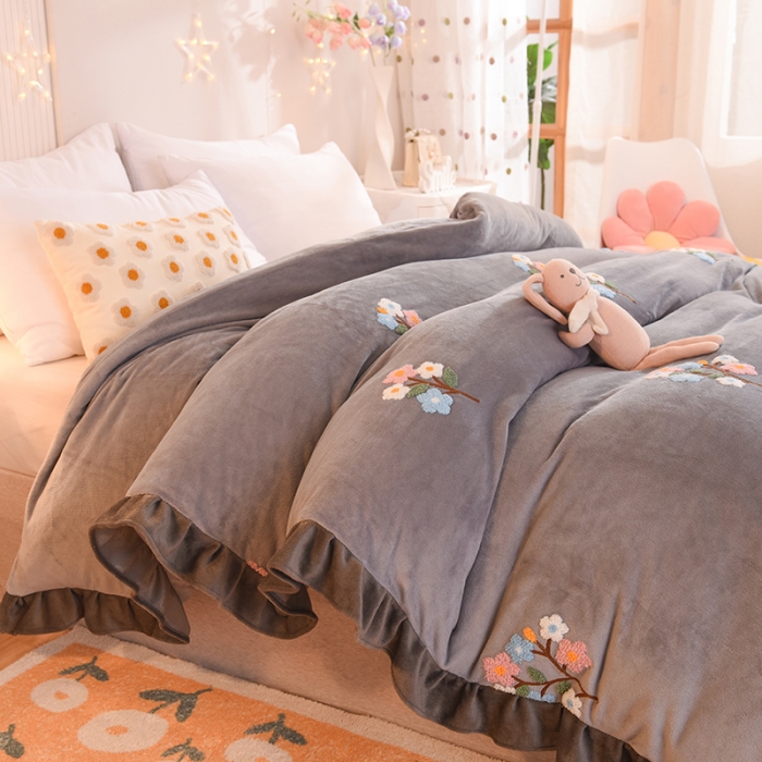 91家纺网 家纺一手货源 找家纺 甜之梦 2025新款毛巾绣牛奶绒单被套 满天星浅灰