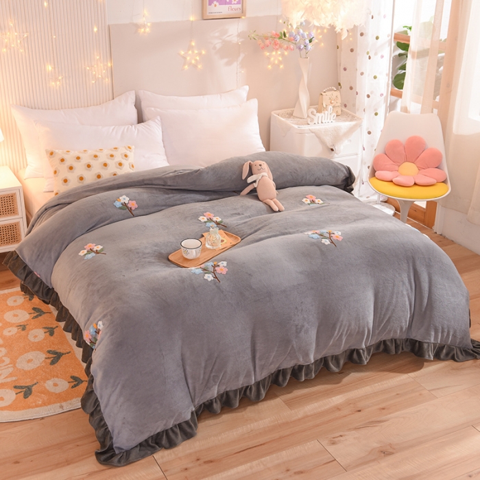 91家纺网 家纺一手货源 找家纺 甜之梦 2025新款毛巾绣牛奶绒单被套 满天星浅灰