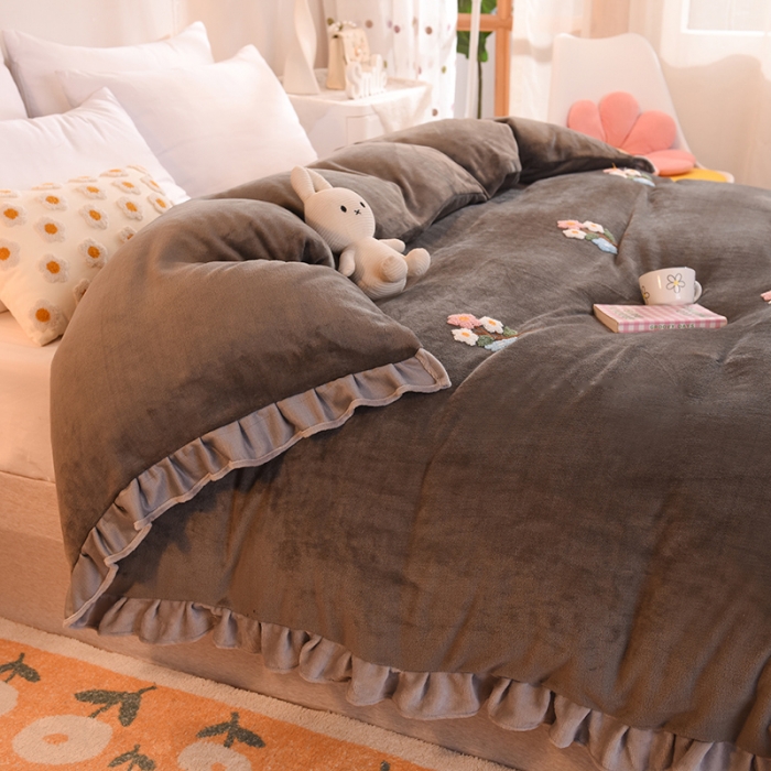 91家纺网 家纺一手货源 找家纺 甜之梦 2025新款毛巾绣牛奶绒单被套 满天星深灰