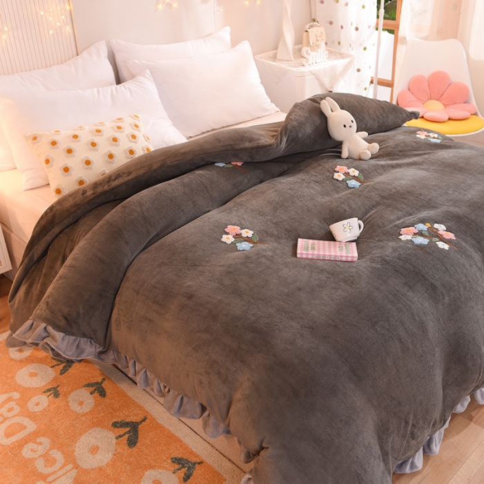 91家纺网 家纺一手货源 找家纺 甜之梦 2025新款毛巾绣牛奶绒单被套 满天星深灰