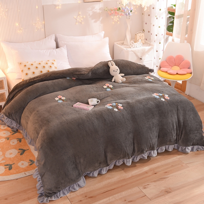 91家纺网 家纺一手货源 找家纺 甜之梦 2025新款毛巾绣牛奶绒单被套 满天星深灰