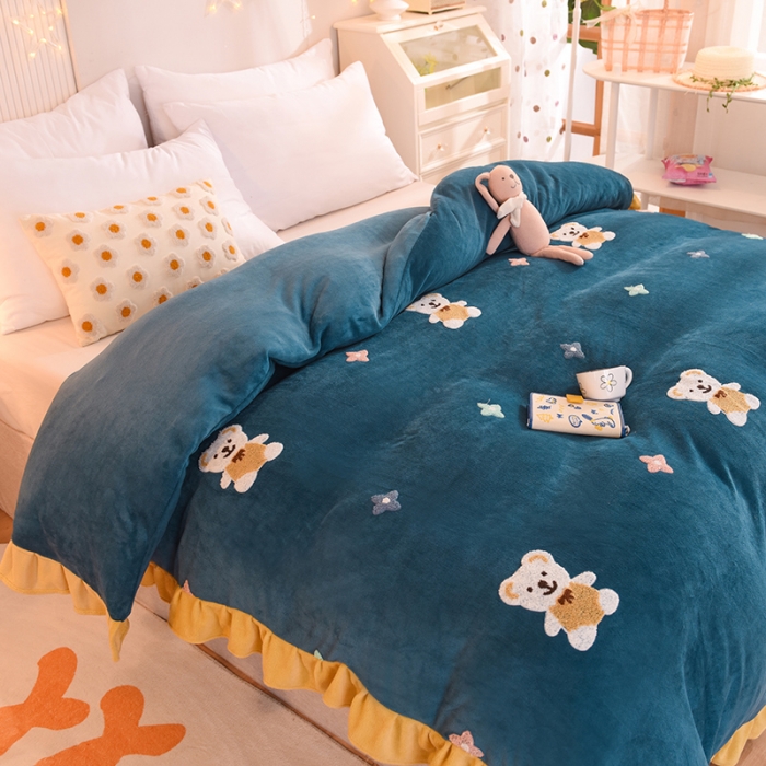 91家纺网 家纺一手货源 找家纺 甜之梦 2025新款毛巾绣牛奶绒单被套 小熊宝可梦宝石蓝