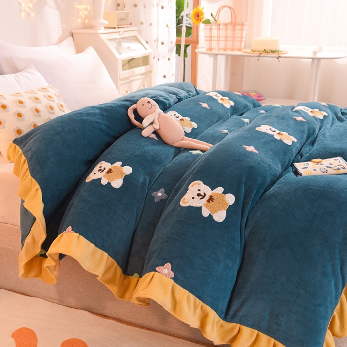 91家纺网 家纺一手货源 找家纺 甜之梦 2025新款毛巾绣牛奶绒单被套 小熊宝可梦宝石蓝