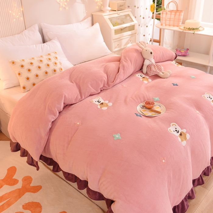 91家纺网 家纺一手货源 找家纺 甜之梦 2025新款毛巾绣牛奶绒单被套 小熊宝可梦淡粉